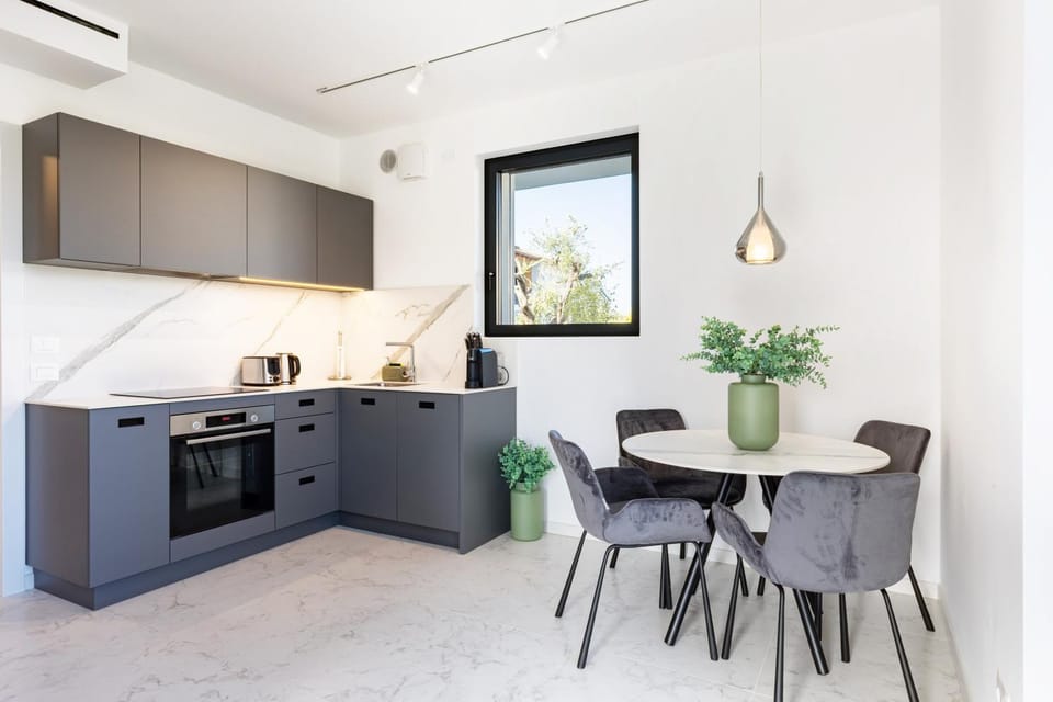 Kitchen or kitchenette, Living room, Seating area, Dining area