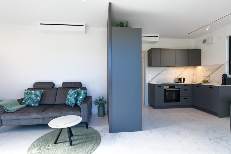Kitchen or kitchenette, Living room, Seating area, Dining area