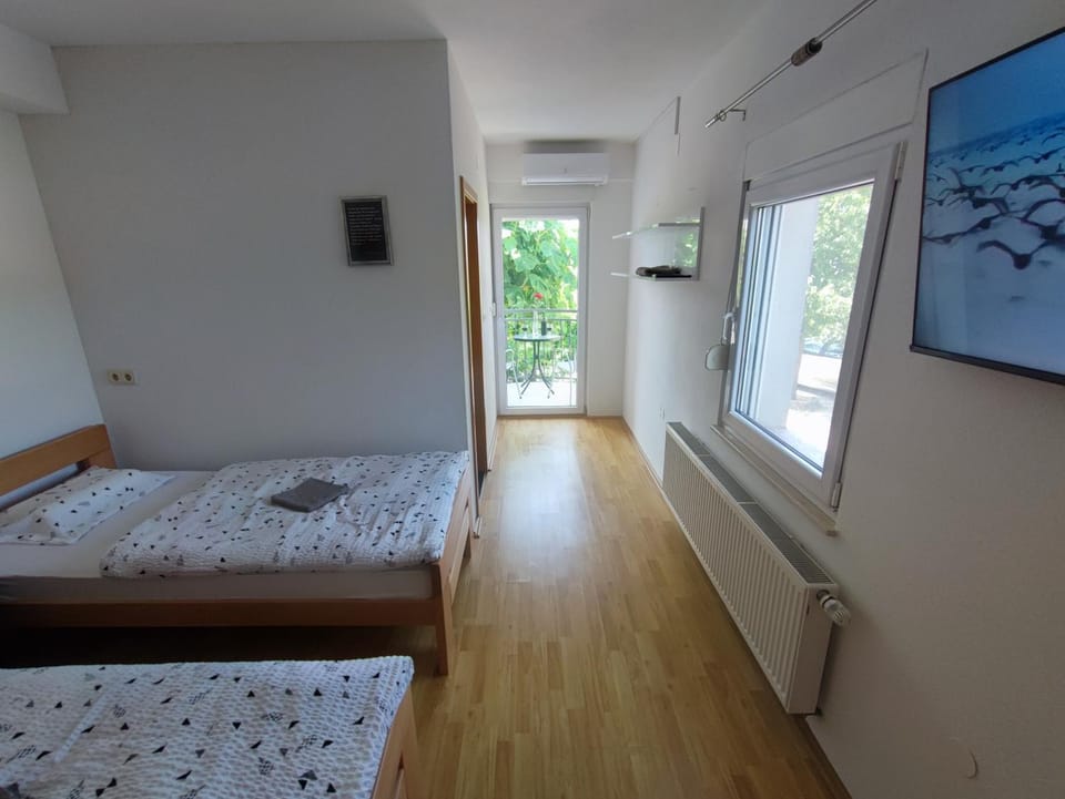 TV and multimedia, Photo of the whole room, Bedroom