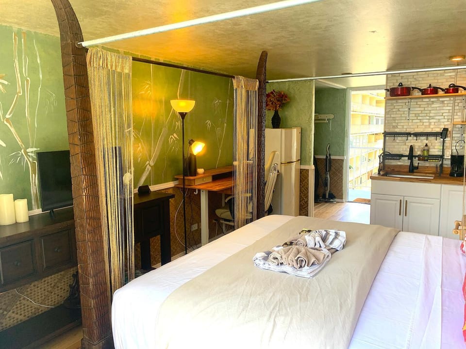 Bed, Kitchen or kitchenette, Photo of the whole room, Bedroom