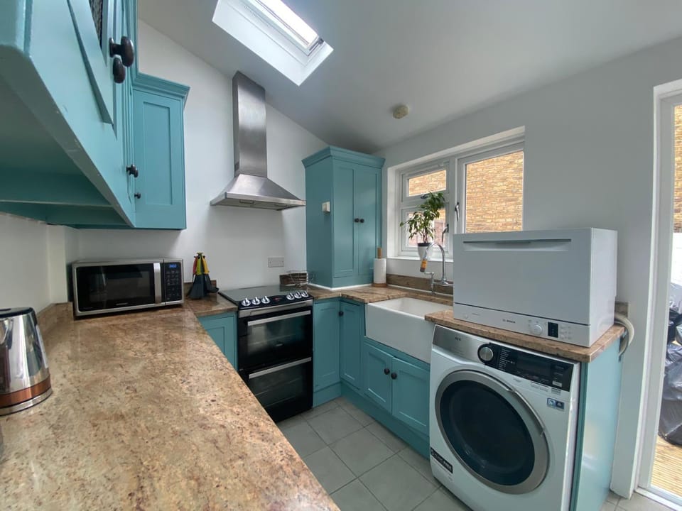 Kitchen or kitchenette, dishwasher, oven, washing machine