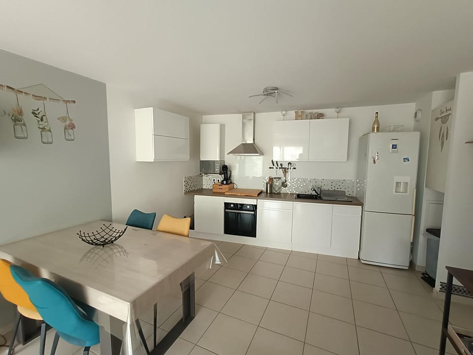 Kitchen or kitchenette, Dining area, oven, stove, toaster