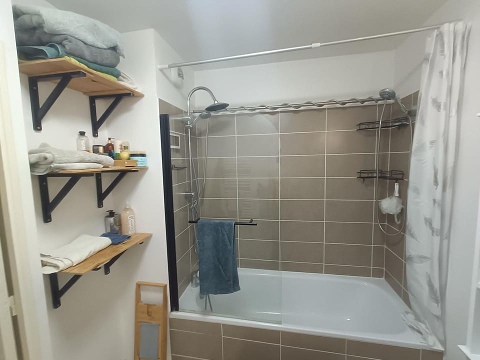 Shower, Bathroom, towels