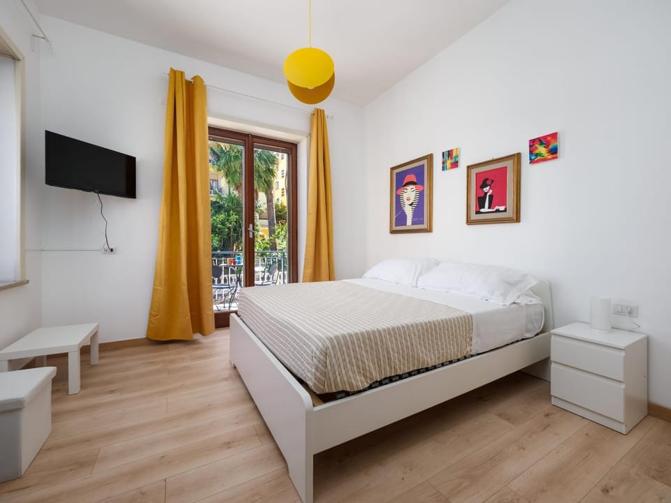 Bed, TV and multimedia, Balcony/Terrace, Photo of the whole room, Bedroom