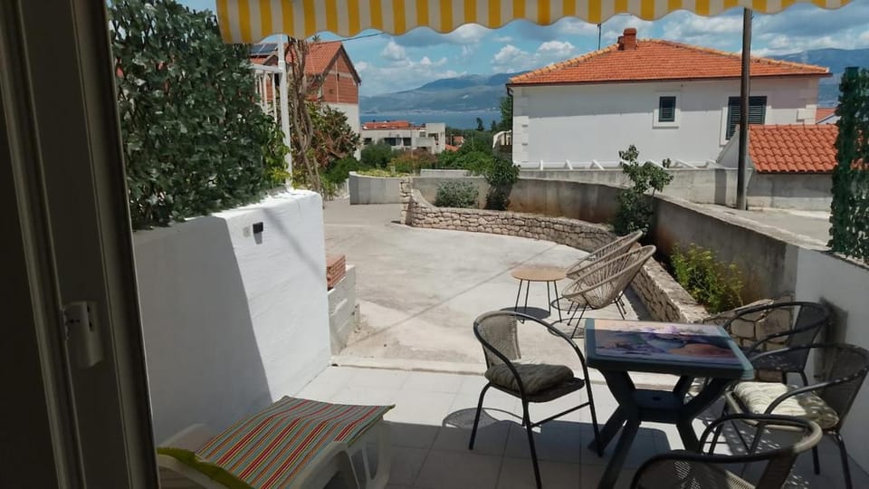 Patio, Natural landscape, View (from property/room), Balcony/Terrace, Dining area, Mountain view