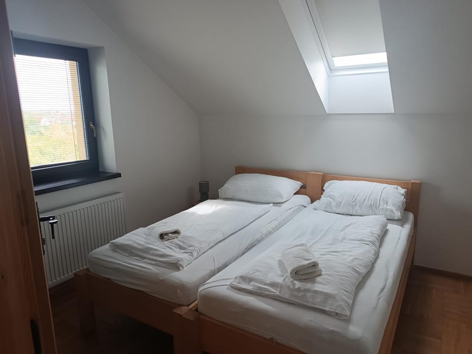 Bed, TV and multimedia, Photo of the whole room, Bedroom, towels
