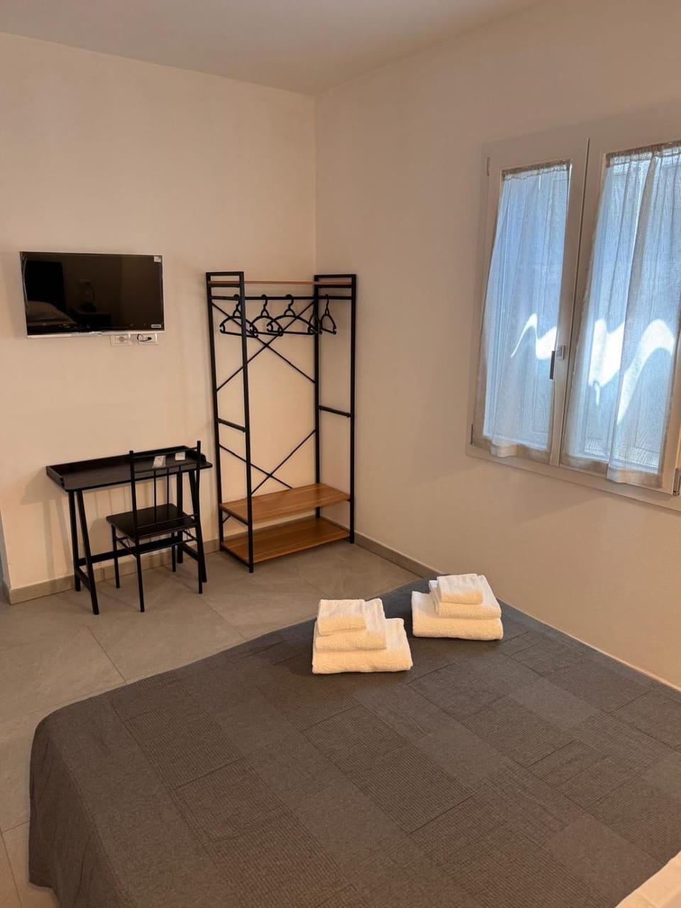 Bed, Photo of the whole room, Bedroom, towels