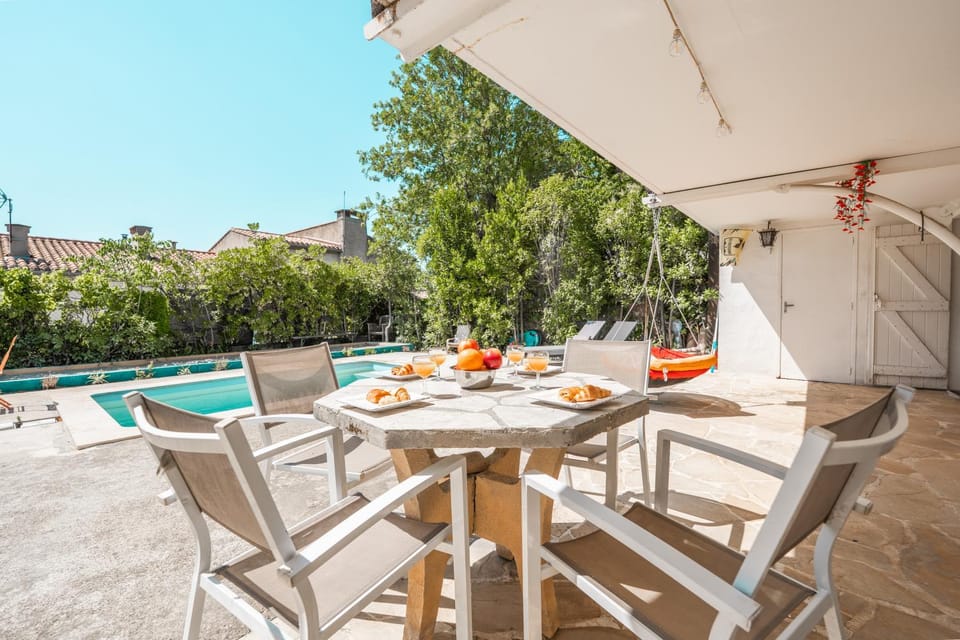 Patio, Day, View (from property/room), Food and drinks, Dining area, Pool view, Swimming pool