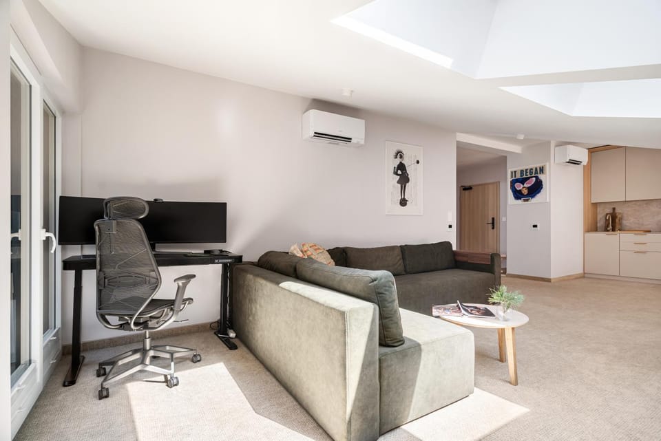 TV and multimedia, Living room, Seating area, Evening entertainment, air conditioner