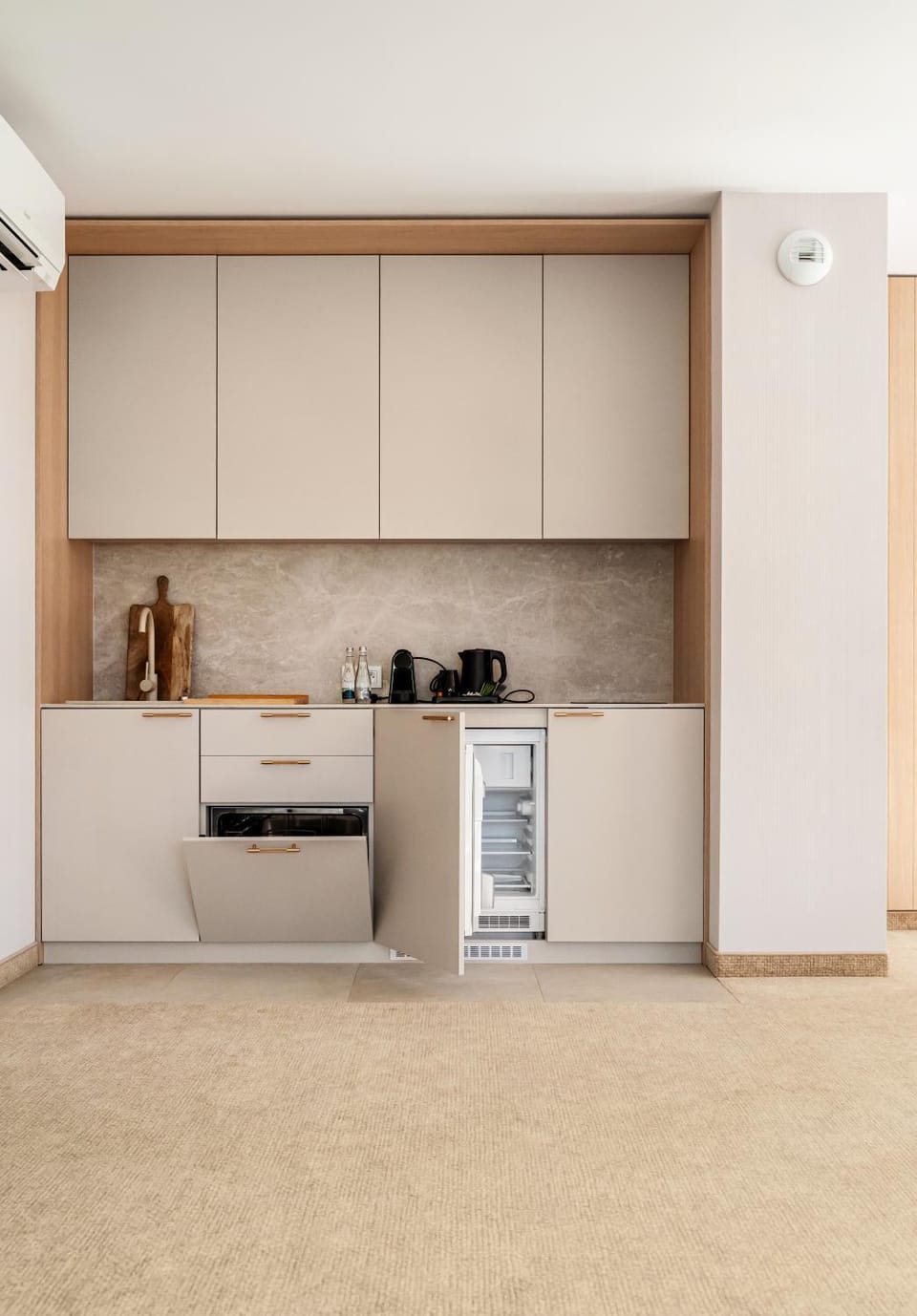 Coffee/tea facilities, Kitchen or kitchenette, oven, stove