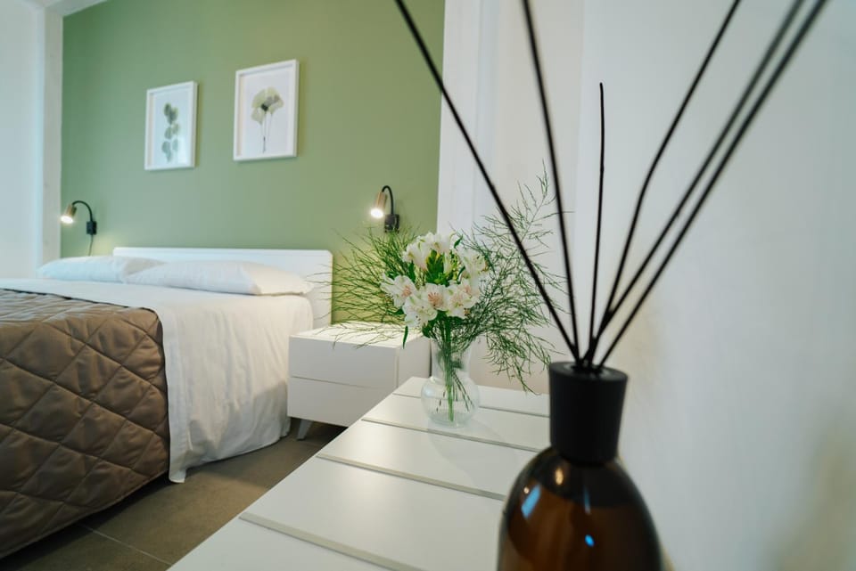 Bed, Living room, Photo of the whole room, Seating area, Bedroom