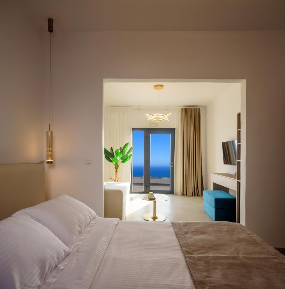 Bed, TV and multimedia, Bedroom