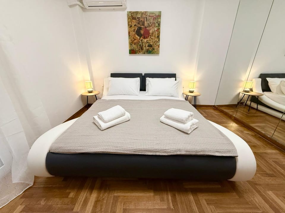 Bed, Photo of the whole room, Bedroom