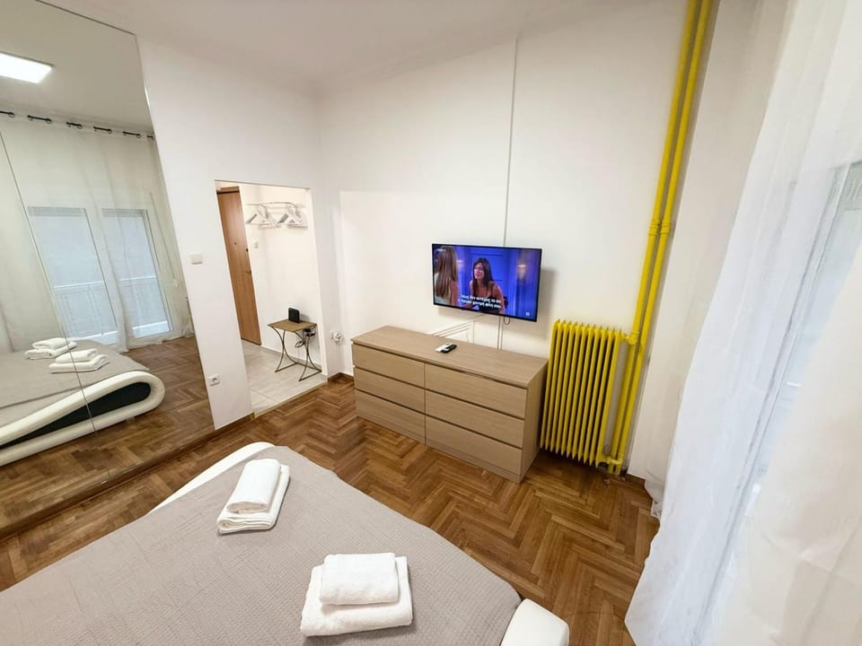 TV and multimedia, Photo of the whole room, Bedroom