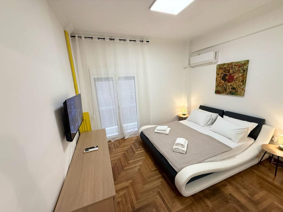 Bed, TV and multimedia, Photo of the whole room, Bedroom