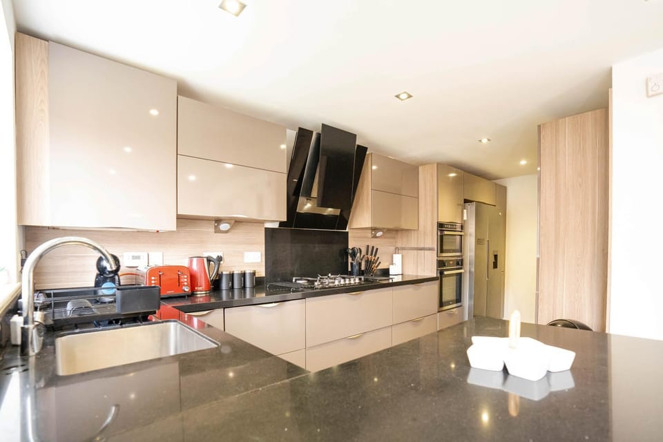 Kitchen or kitchenette, dishwasher, minibar, oven, stove, toaster