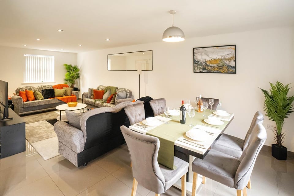 TV and multimedia, Living room, Seating area, Dining area