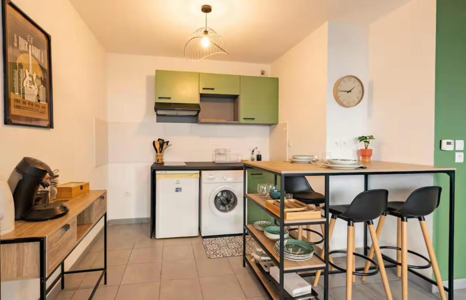 Kitchen or kitchenette, Dining area, oven, stove, washing machine
