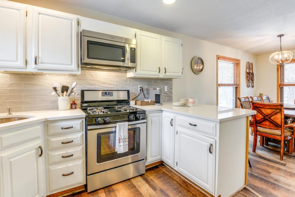 Coffee/tea facilities, Kitchen or kitchenette, oven, stove, toaster