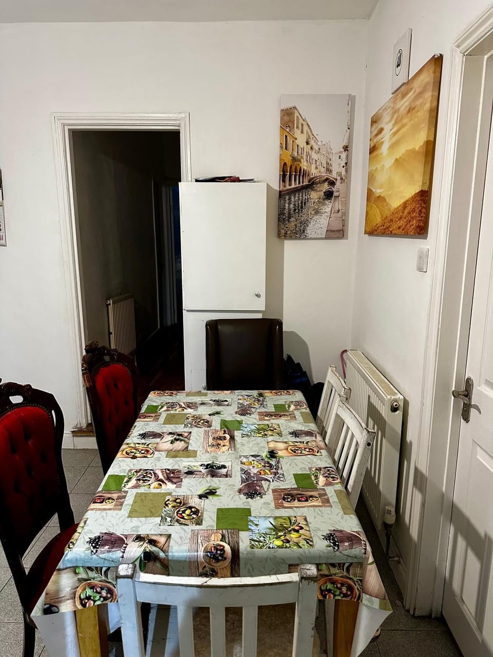 Kitchen or kitchenette, Dining area