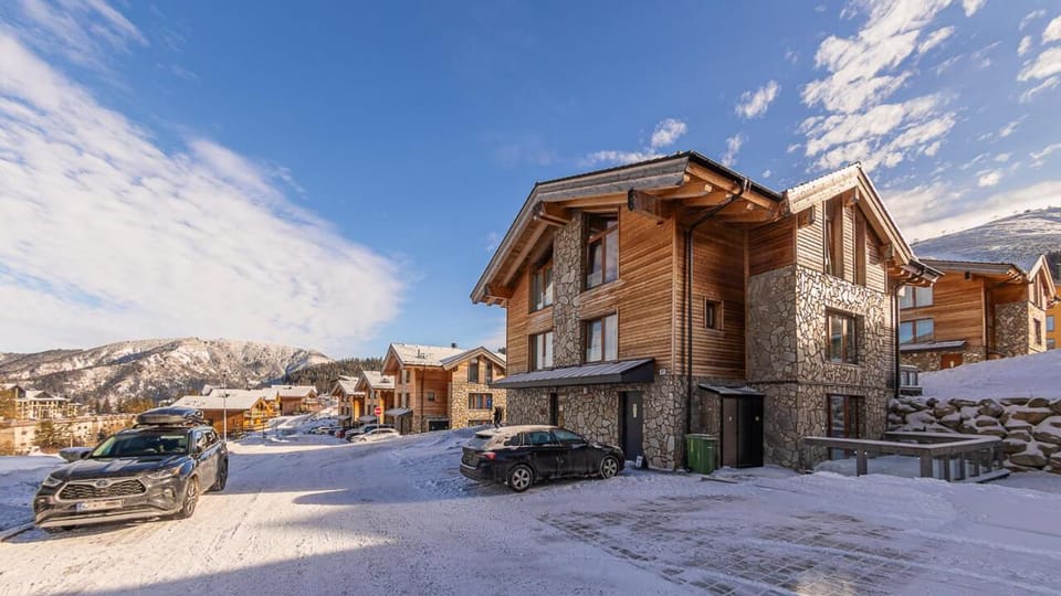 Property building, Winter, Parking