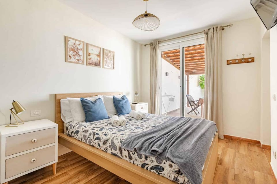 Bed, TV and multimedia, Photo of the whole room, Bedroom, towels