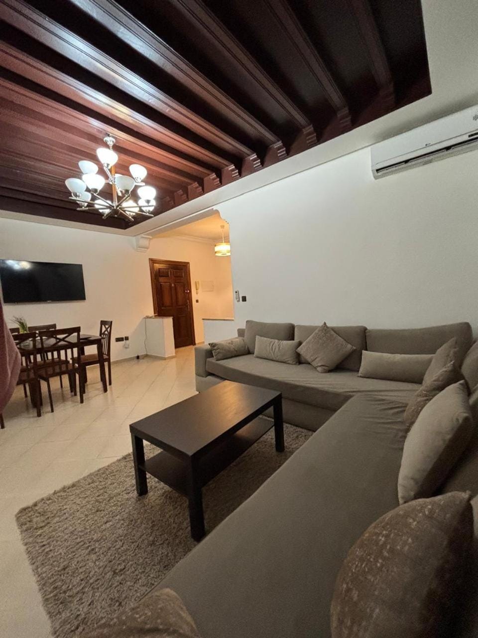TV and multimedia, Living room, Seating area, Dining area, fireplace