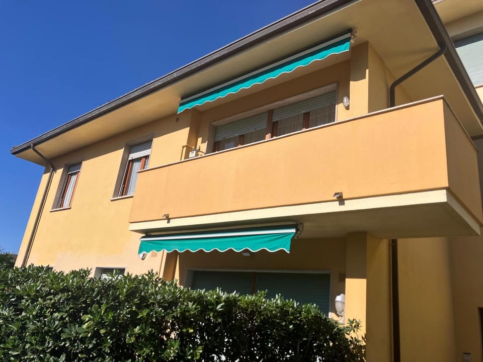 Property building, Day, Balcony/Terrace