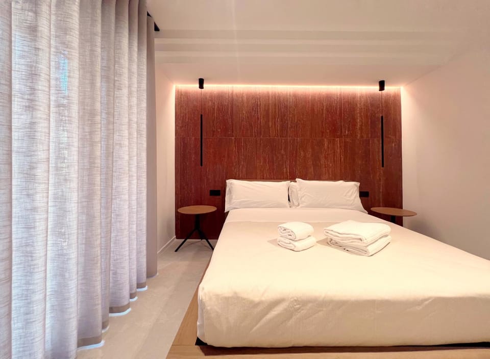 Photo of the whole room, Bedroom