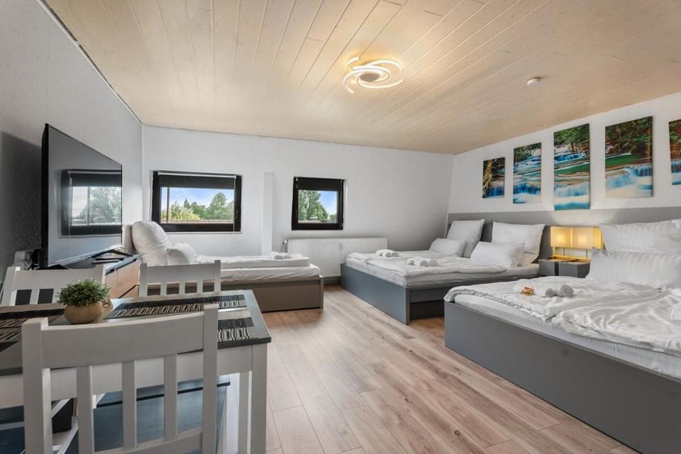 Bed, TV and multimedia, Photo of the whole room, Seating area, Bedroom