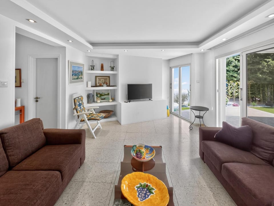 Communal lounge/ TV room, Living room