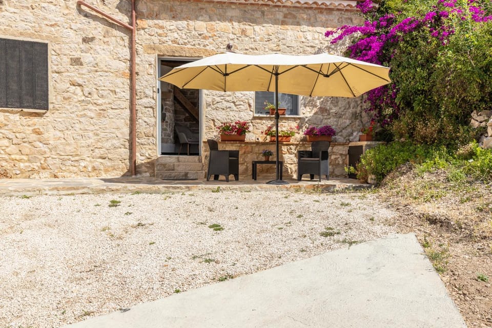 Property building, Patio, Balcony/Terrace