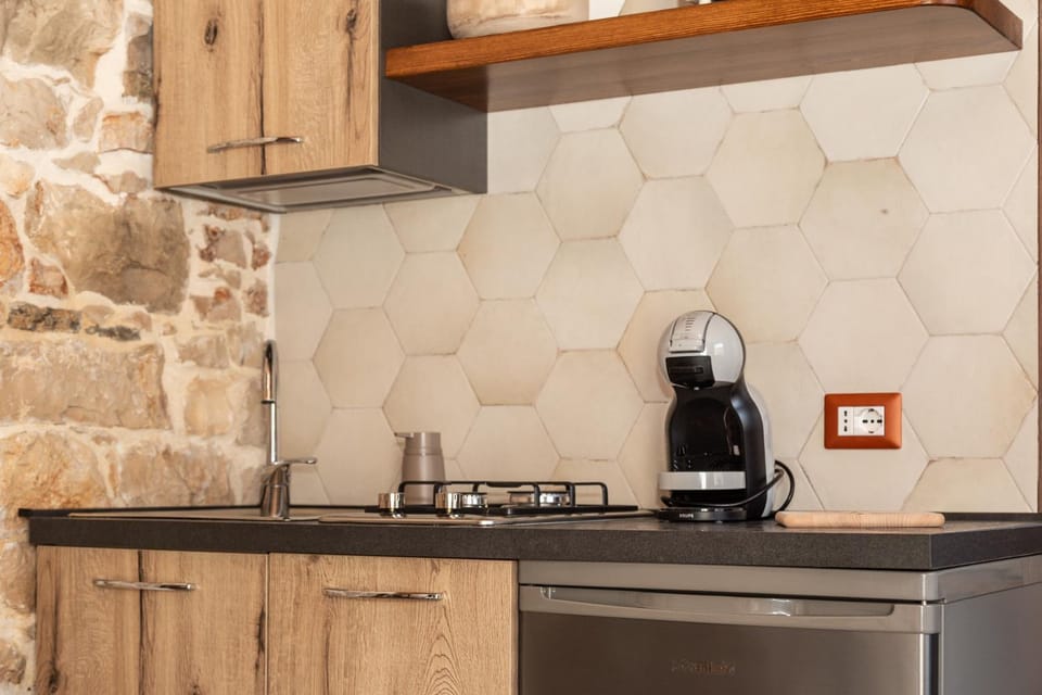 Coffee/tea facilities, Kitchen or kitchenette, stove
