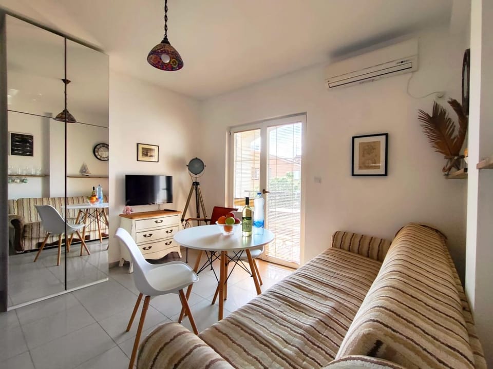 TV and multimedia, Photo of the whole room, Seating area