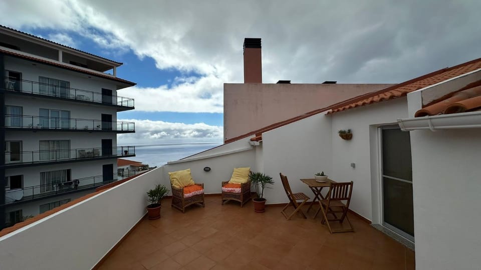 Sea View Retreat Apartment in Caniço