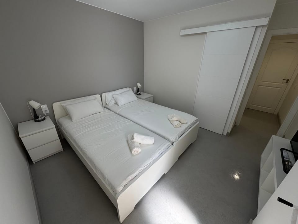 Bed, TV and multimedia, Photo of the whole room, Bedroom, towels, wardrobe