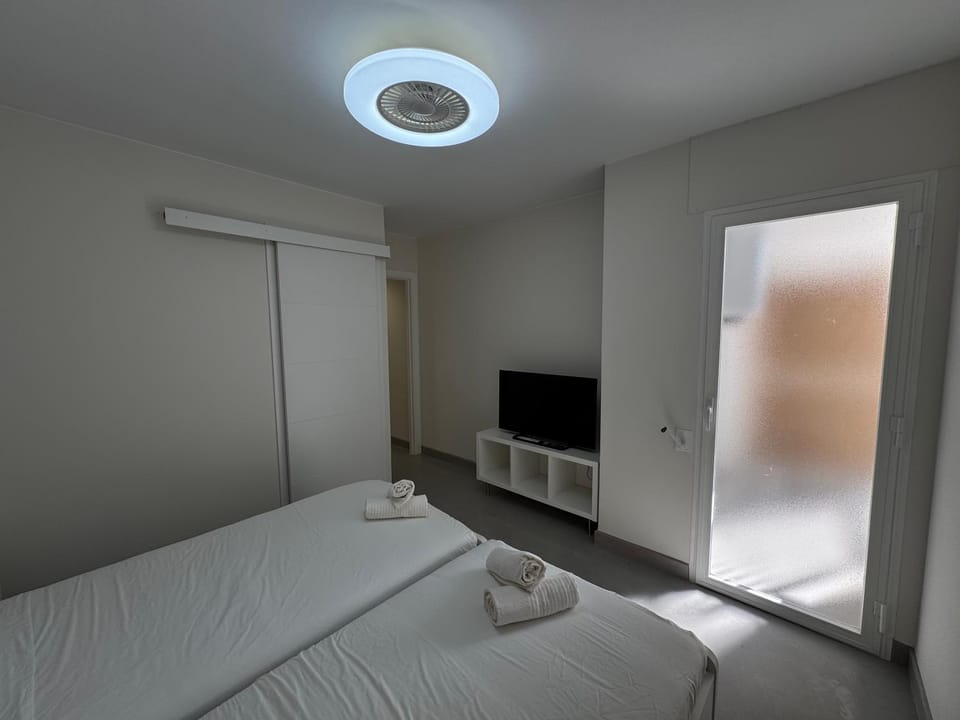 Bed, TV and multimedia, Photo of the whole room, Bedroom, towels