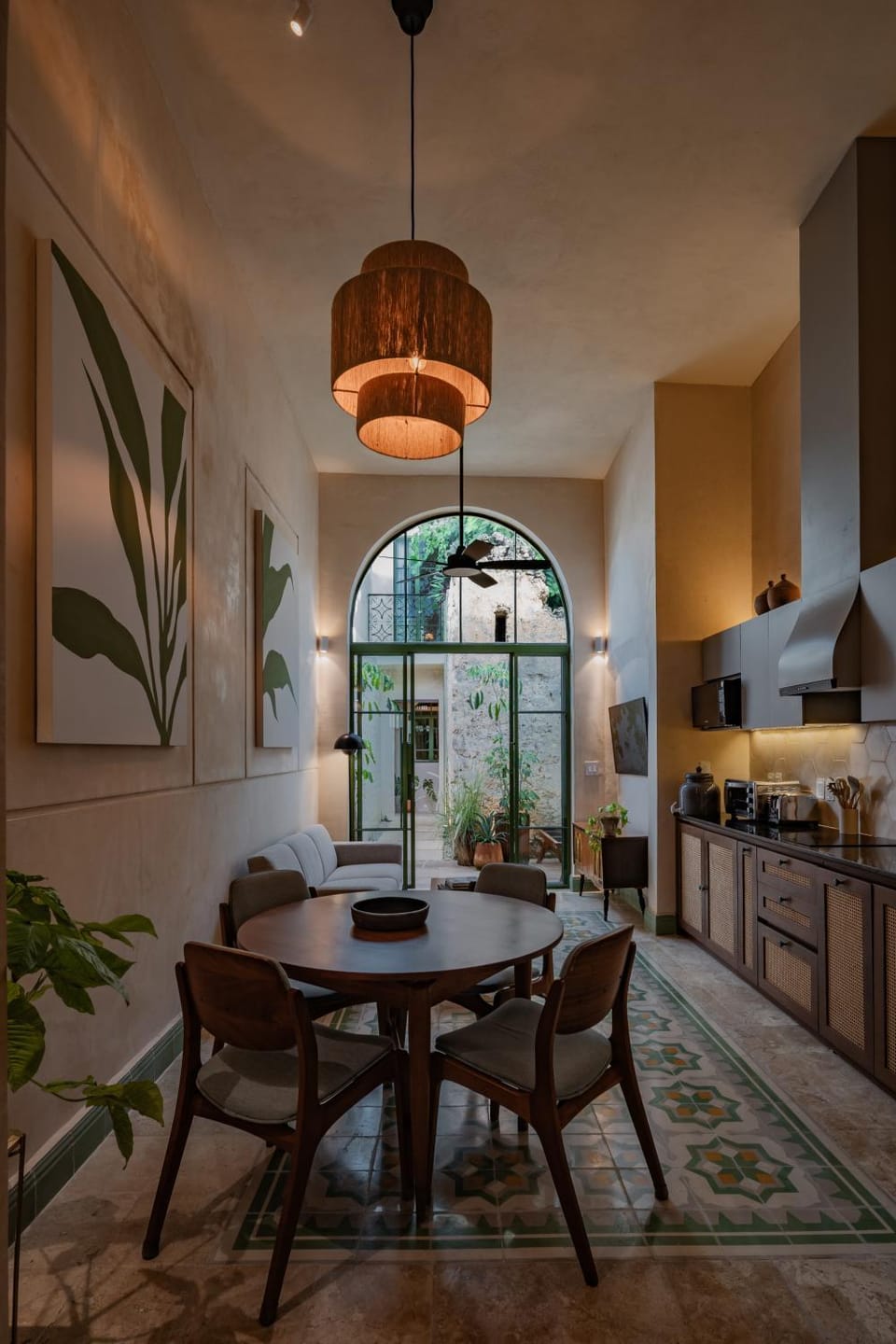 Kitchen or kitchenette, Dining area