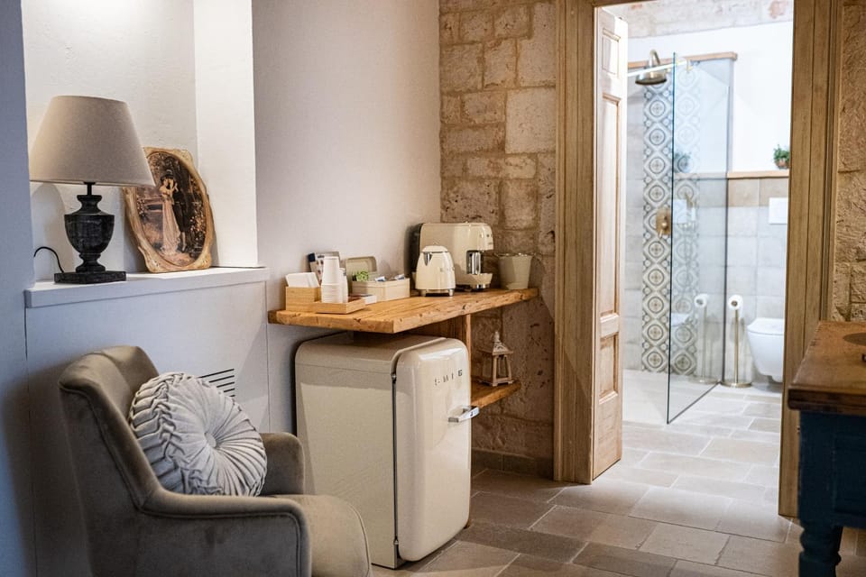 Kitchen or kitchenette, Living room, Seating area