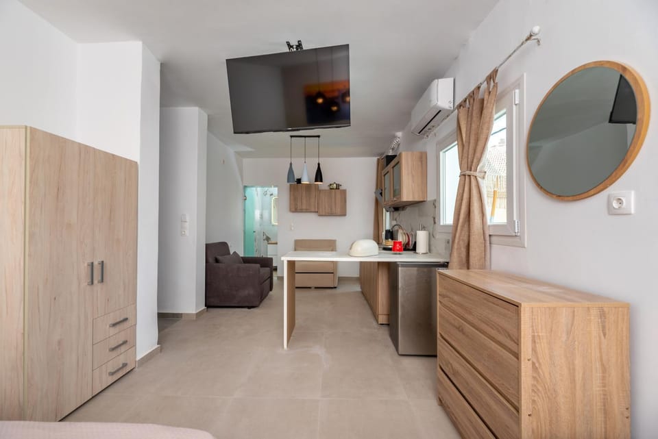 TV and multimedia, Coffee/tea facilities, Kitchen or kitchenette, Living room, Seating area, Bedroom, minibar, oven, wardrobe