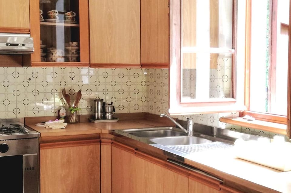Coffee/tea facilities, Kitchen or kitchenette, dishwasher, stove, toaster