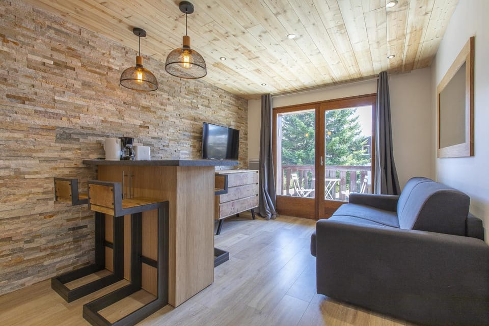 TV and multimedia, Kitchen or kitchenette, Living room, Seating area, Dining area