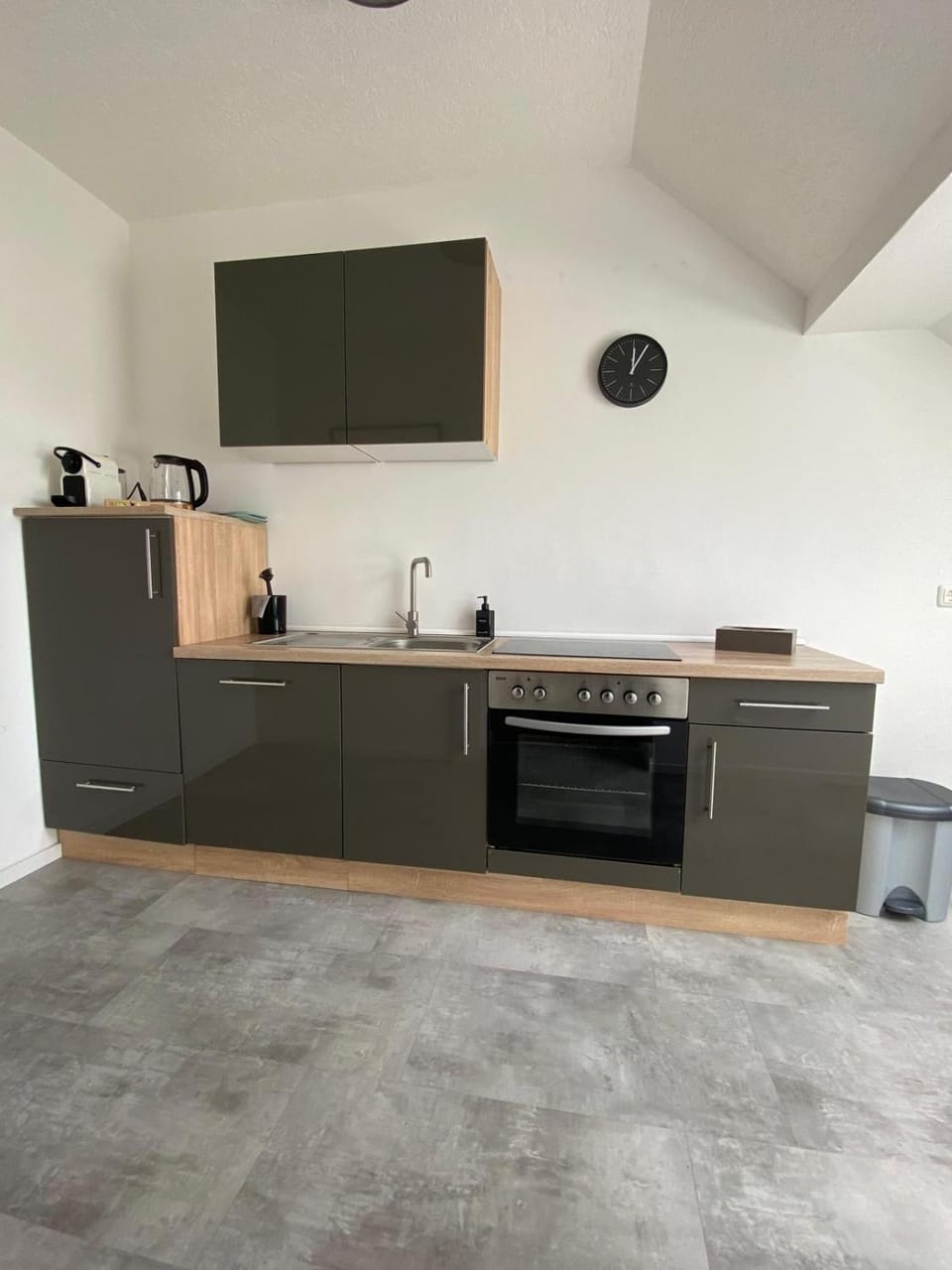 Coffee/tea facilities, Kitchen or kitchenette, oven, stove