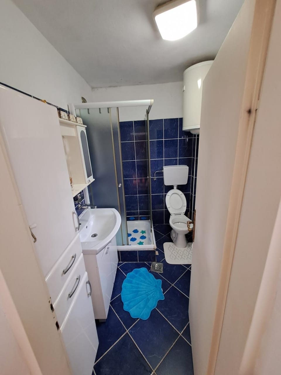 Shower, Toilet, Bathroom, bidet, towels