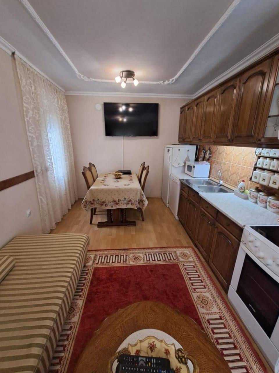 TV and multimedia, Kitchen or kitchenette, Living room, Seating area, Dining area, oven