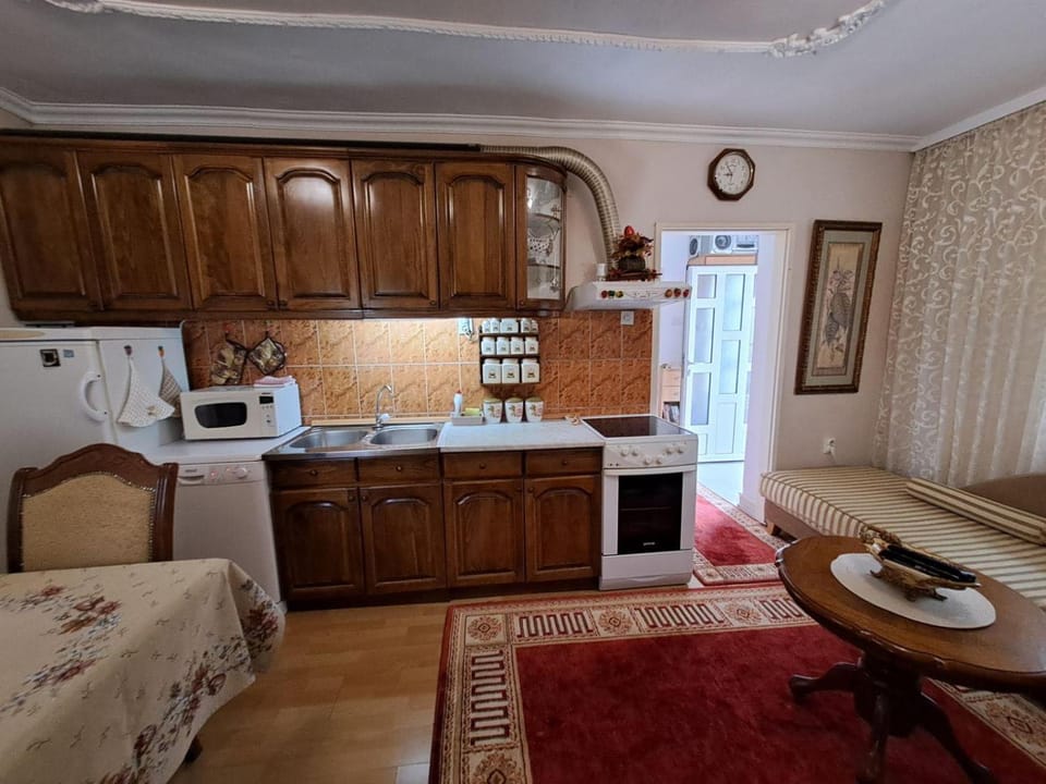 Kitchen or kitchenette, Dining area, dishwasher, microwave, oven, toaster