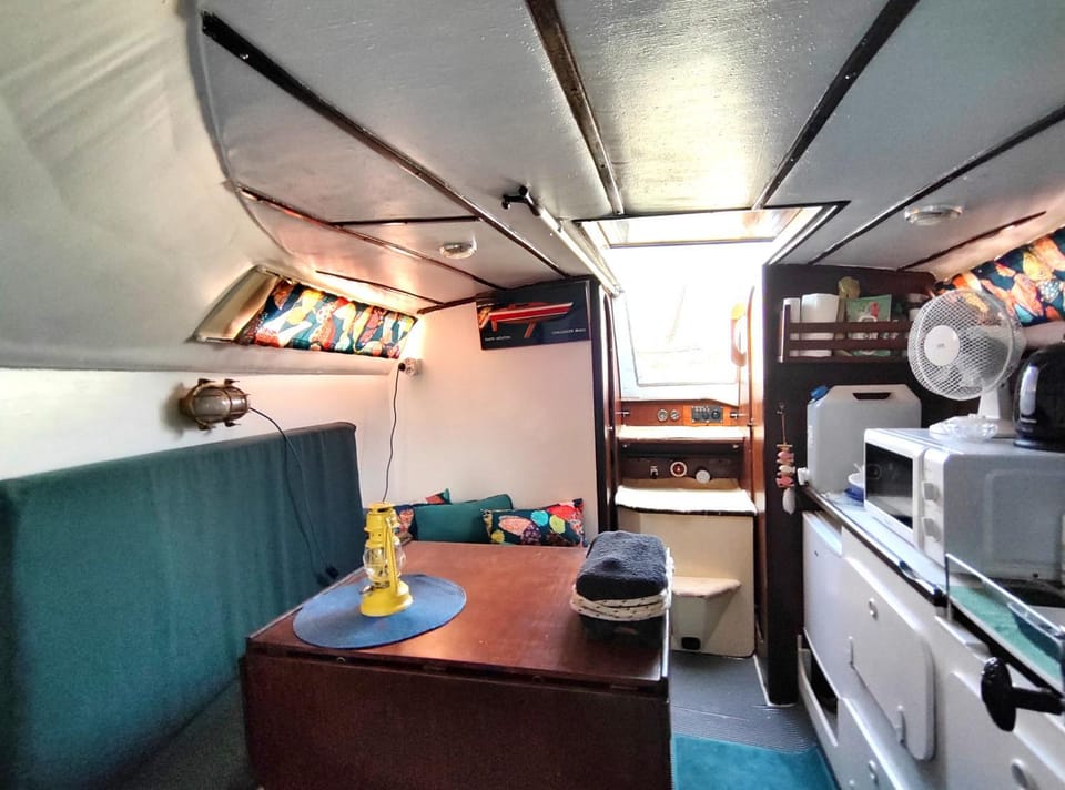 Kitchen or kitchenette, Living room, Seating area, bunk bed