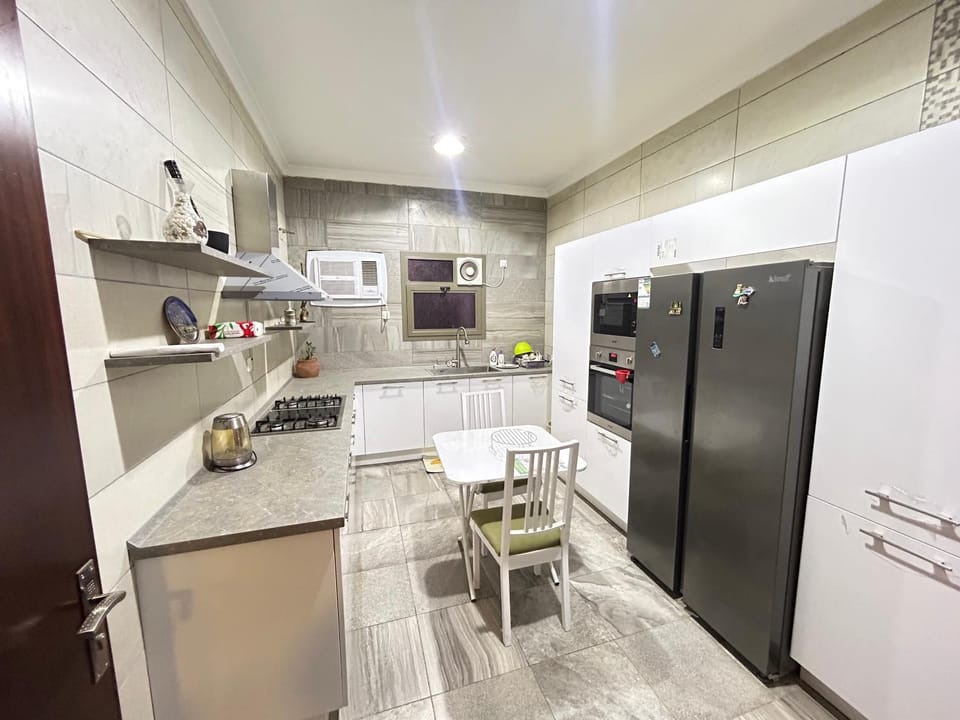 Kitchen or kitchenette, Dining area, dishwasher, minibar, oven