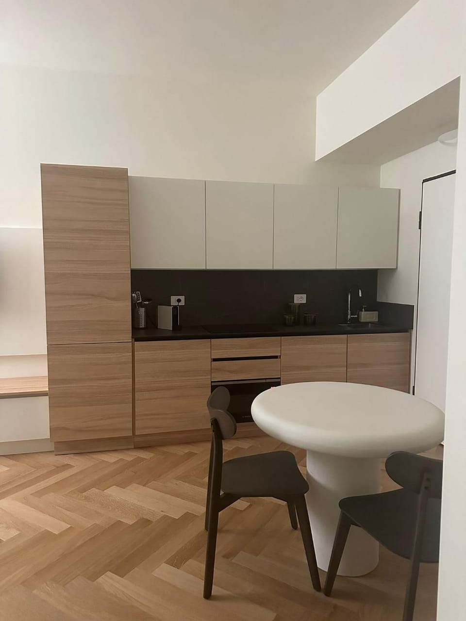 Kitchen or kitchenette, Dining area