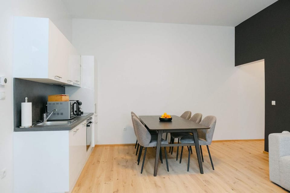 Homey 2BR perfect for 4-6 metro close to Naschmarkt Apartment in Vienna